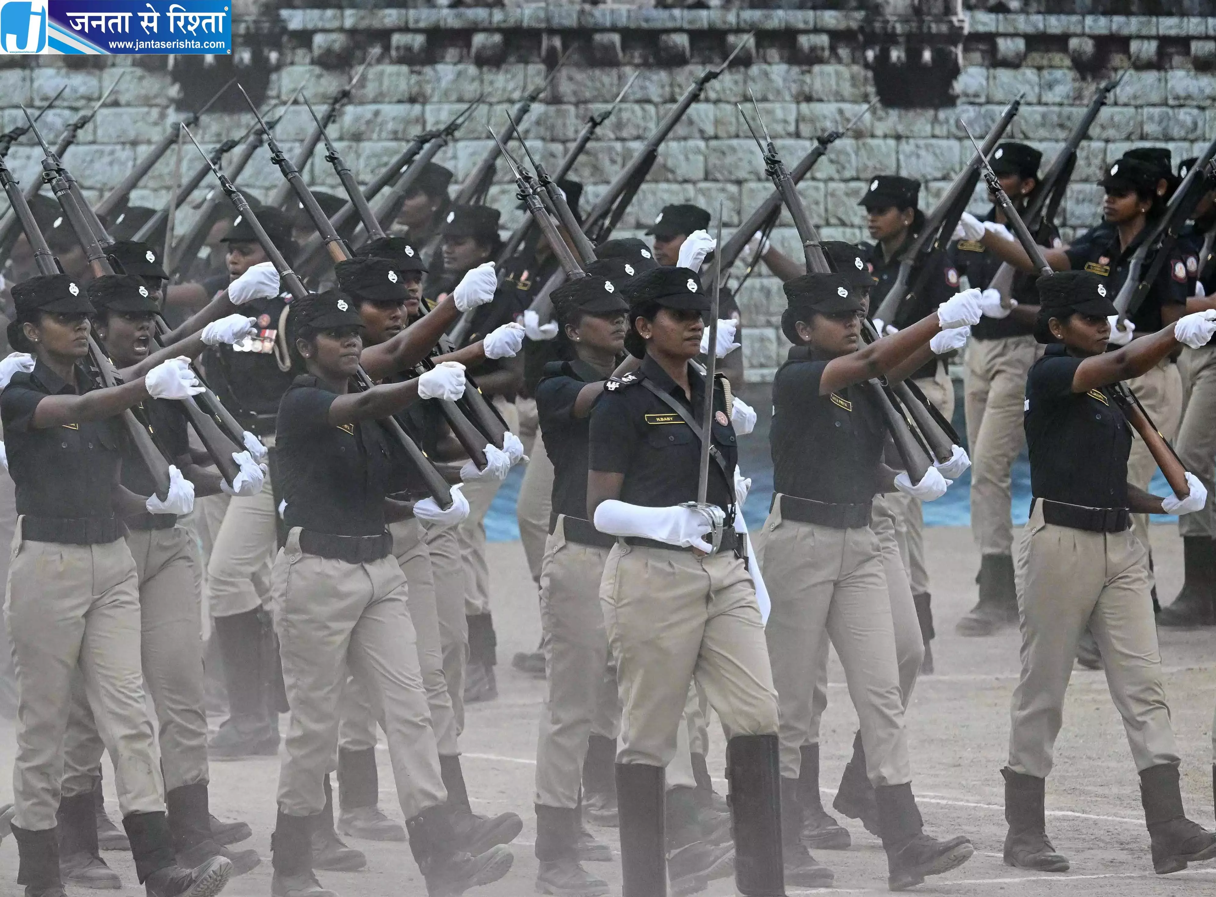 तमिलनाडु पुलिस बल में महिलाओं की हिस्सेदारी 30% तक बढ़ाएगा, इसके लिए 5,000 नई भर्तियां की जाएंगी तमिलनाडु पुलिस बल में महिलाओं की हिस्सेदारी 30% तक बढ़ाएगा, इसके लिए 5,000 नई भर्तियां की जाएंगी