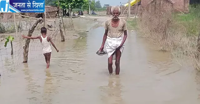 गंगा का जलस्तर खतरे के निशान से 20 सेंटीमीटर नीचे, 62 गांवों में फिर पहुंचा पानी गंगा का जलस्तर खतरे के निशान से 20 सेंटीमीटर नीचे, 62 गांवों में फिर पहुंचा पानी
