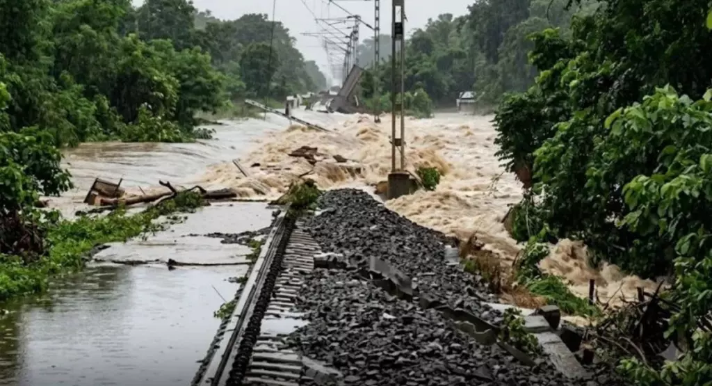 असम-मिजोरम रेल मार्ग पर हादसा, ट्रेनों की आवाजाही रुकी असम-मिजोरम रेल मार्ग पर हादसा, ट्रेनों की आवाजाही रुकी