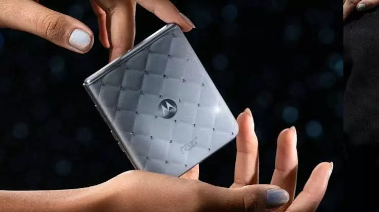 Motorola Razr Swarovski Edition: 35 क्रिस्टल से सजा नया लग्जरी फोन Motorola Razr Swarovski Edition: 35 क्रिस्टल से सजा नया लग्जरी फोन