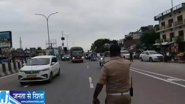 लखनऊ ट्रैफिक प्लान बदला भारी वाहनों की आवाजाही को लेकर नई व्यवस्था लागू लखनऊ ट्रैफिक प्लान बदला भारी वाहनों की आवाजाही को लेकर नई व्यवस्था लागू
