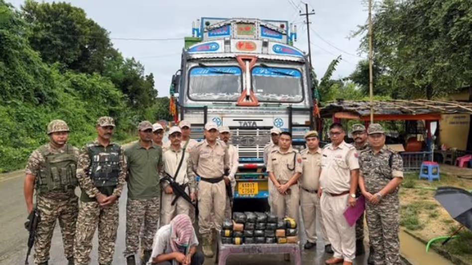 मणिपुर में पुलिस की बड़ी कार्रवाई 80 करोड़ की ड्रग्स जब्त ट्रक पकड़ा मणिपुर में पुलिस की बड़ी कार्रवाई 80 करोड़ की ड्रग्स जब्त ट्रक पकड़ा