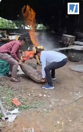 आग के बीच फरिश्ता बना कांस्टेबल, जलता सिलेंडर उठाकर मौत से भिड़ा जवान आग के बीच फरिश्ता बना कांस्टेबल, जलता सिलेंडर उठाकर मौत से भिड़ा जवान