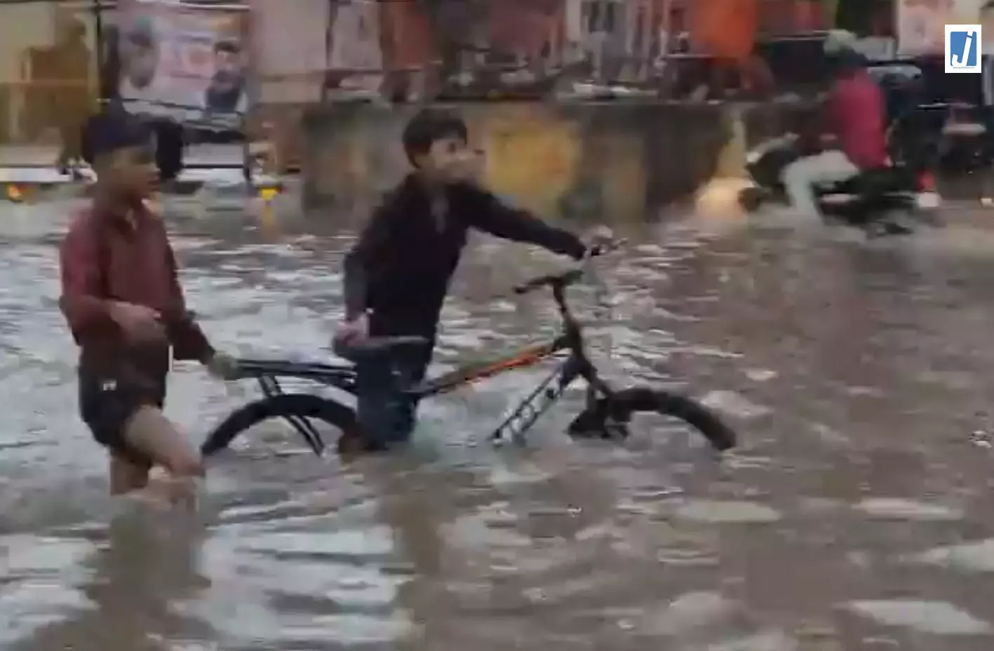गुरुग्राम में बारिश बनी आफत शीतला माता रोड पर जलभराव गुरुग्राम में बारिश बनी आफत शीतला माता रोड पर जलभराव