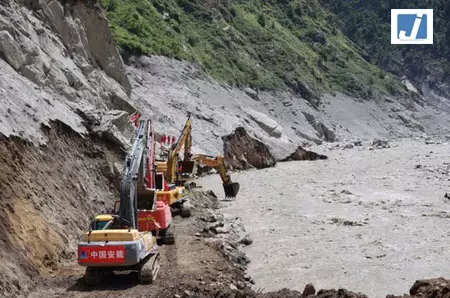 चीन ने आपातकालीन बचाव अभियान चलाने के लिए बलों को भेजा चीन ने आपातकालीन बचाव अभियान चलाने के लिए बलों को भेजा