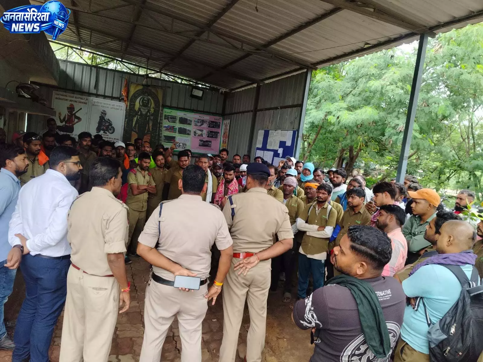 रायपुर में साइबर जागरूकता अभियान तेज पुलिस ने वरिष्ठ नागरिकों को किया अलर्ट रायपुर में साइबर जागरूकता अभियान तेज पुलिस ने वरिष्ठ नागरिकों को किया अलर्ट