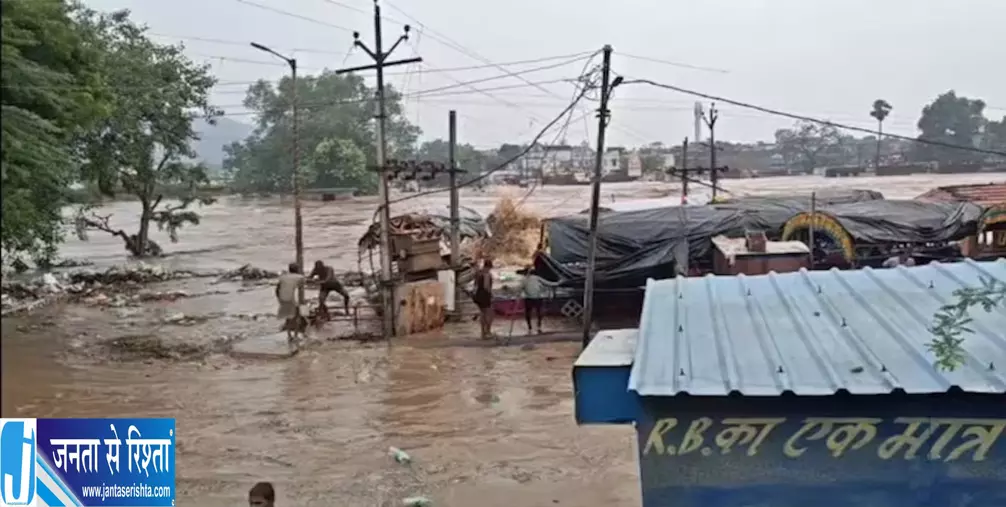 रामघाट पर बाढ़ का कहर आस्था के केंद्रों को पहुंचा बड़ा नुकसान रामघाट पर बाढ़ का कहर आस्था के केंद्रों को पहुंचा बड़ा नुकसान