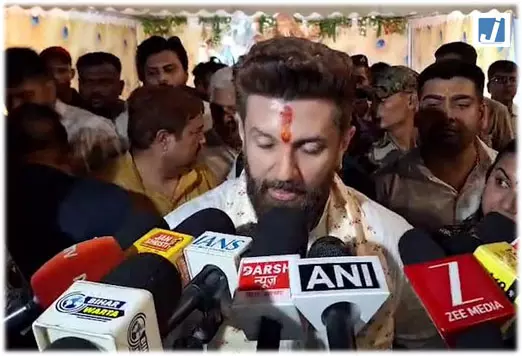 गांव-गांव पहुंचा चिराग का काफिला बाढ़ पीड़ितों से किया दर्द का सामना गांव-गांव पहुंचा चिराग का काफिला बाढ़ पीड़ितों से किया दर्द का सामना