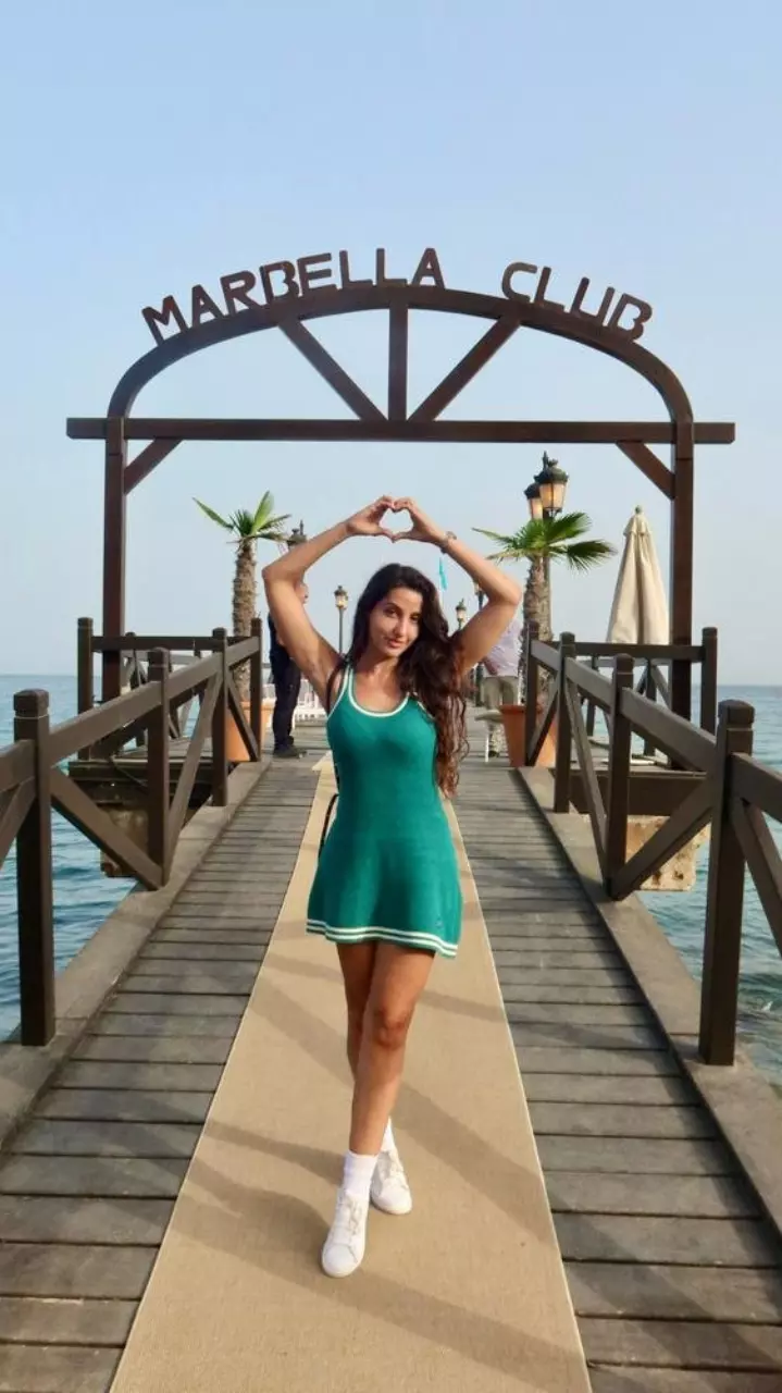 बीच पर नोरा फतेही का खूबसूरत लुक छाया बीच पर नोरा फतेही का खूबसूरत लुक छाया