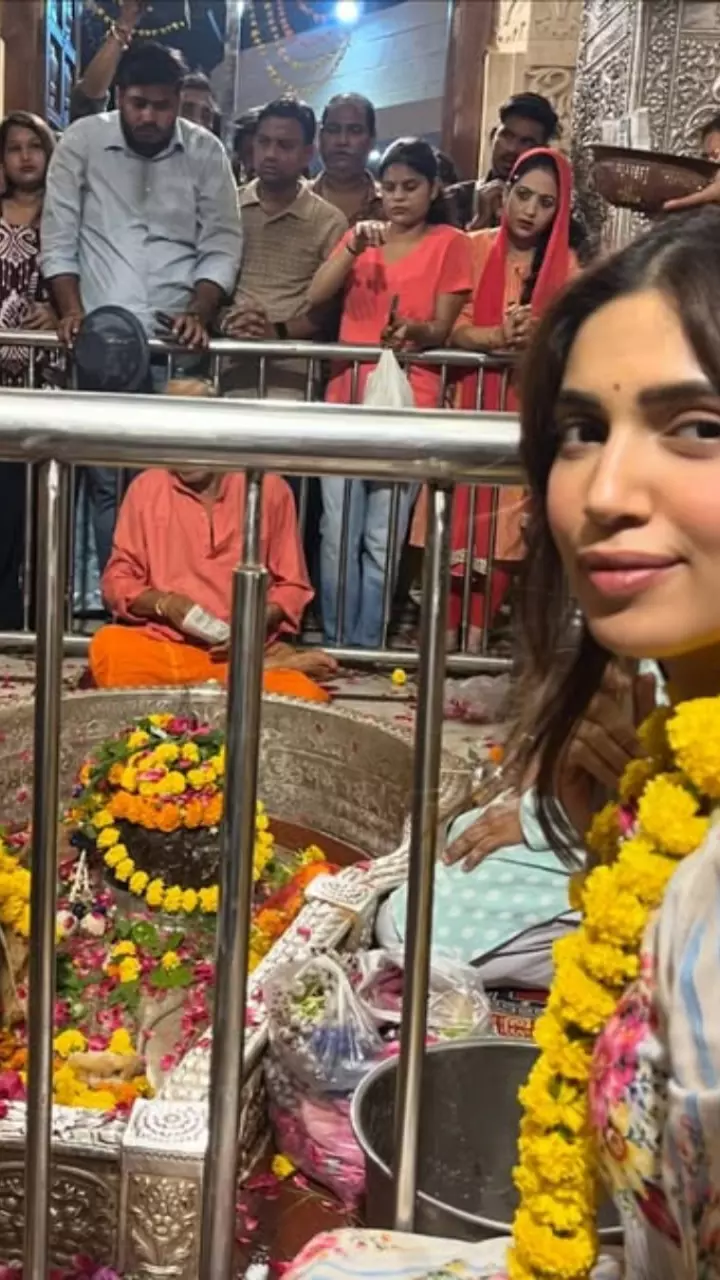 महादेव की शरण में पहुंचीं भूमि पेडनेकर महादेव की शरण में पहुंचीं भूमि पेडनेकर