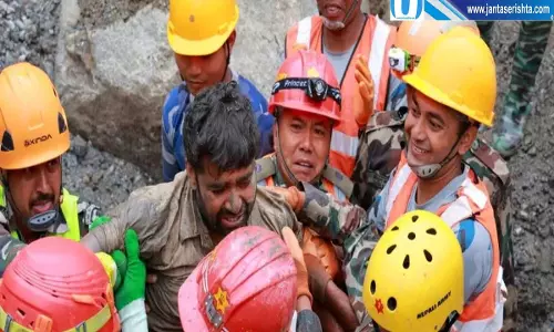 जन्माष्टमी पर उम्मीद की जीत नौ दिन बाद सुरंग से जिंदा निकले दो लोग जन्माष्टमी पर उम्मीद की जीत नौ दिन बाद सुरंग से जिंदा निकले दो लोग