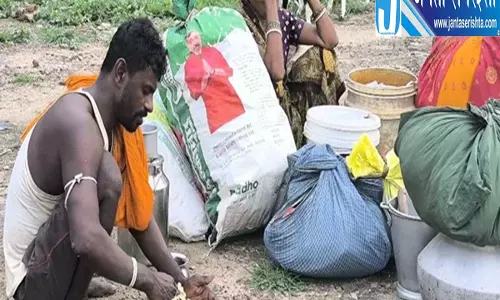 बेटी की शादी की बचत से खरीद रहे राशन गंगा के कटाव ने छीना आशियाना बेटी की शादी की बचत से खरीद रहे राशन गंगा के कटाव ने छीना आशियाना