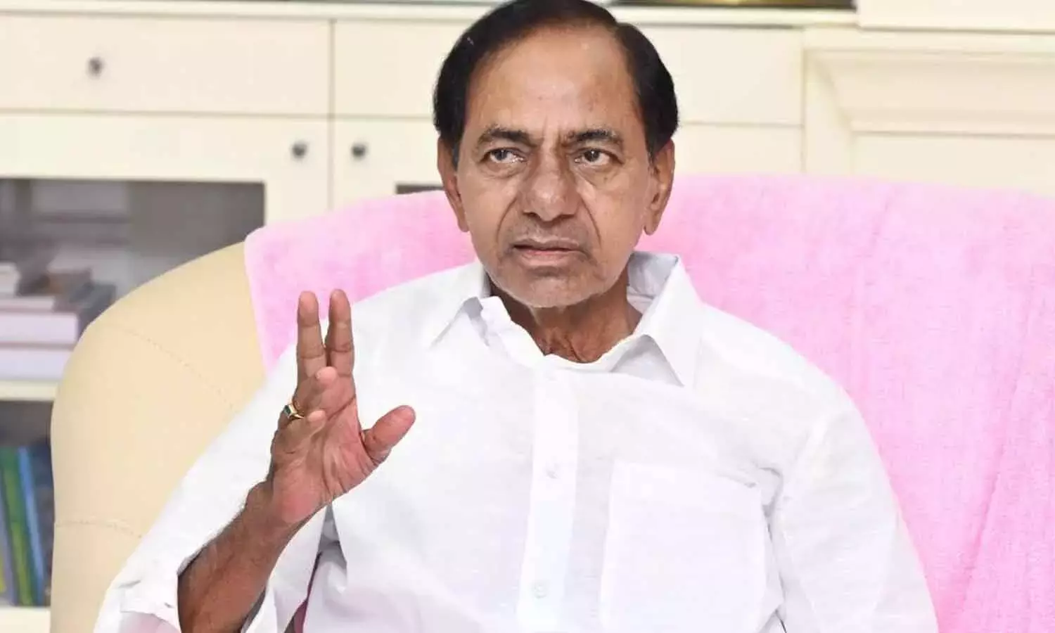 विधानसभा सत्र से पहले KCR ने पार्टी के विधायकों और MLCs को बुलाया विधानसभा सत्र से पहले KCR ने पार्टी के विधायकों और MLCs को बुलाया