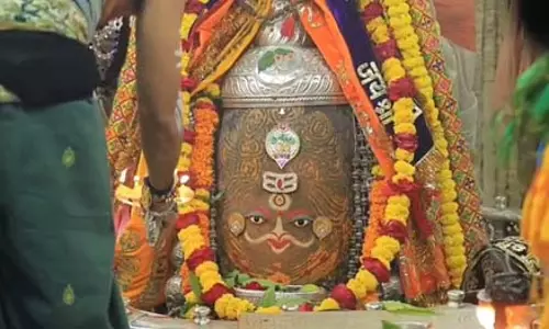 भस्म आरती: भांग और आभूषणों से बाबा महाकाल का भव्य शृंगार, चंदन से किया गया लेप भस्म आरती: भांग और आभूषणों से बाबा महाकाल का भव्य शृंगार, चंदन से किया गया लेप