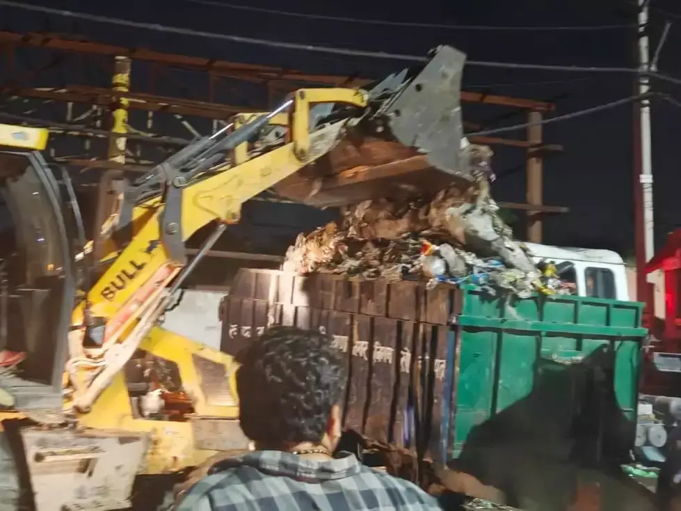 Sonipat: 500 टन कचरा उठाकर बिजली उत्पादन प्लांट पहुंचाया, पुलिस रही मौजूद Sonipat: 500 टन कचरा उठाकर बिजली उत्पादन प्लांट पहुंचाया, पुलिस रही मौजूद