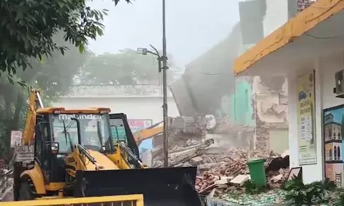 कलेक्ट्रेट परिसर स्थित मस्जिद पर चला बुलडोजर, भारी संख्या में पुलिसबल मौजूद कलेक्ट्रेट परिसर स्थित मस्जिद पर चला बुलडोजर, भारी संख्या में पुलिसबल मौजूद