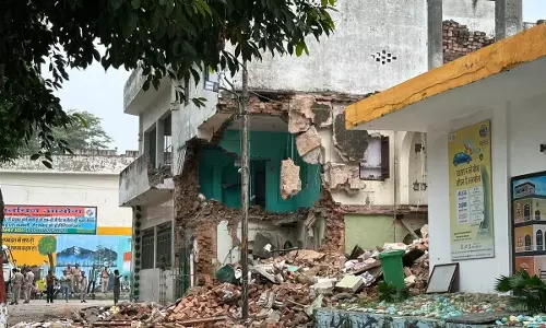 कलेक्ट्रेट परिसर की मस्जिद पर कार्रवाई एक हिस्सा गिराया