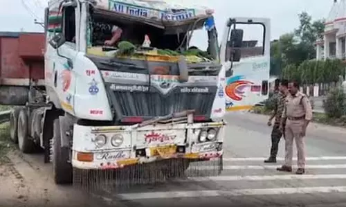 जन्माष्टमी का उत्सव देखकर घर लौट रही महिलाएं हादसे का शिकार, ट्रक की चपेट में आने से 3 की मौत