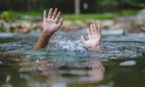 पिकनिक मनाने गए तीन बच्चों की नदी में डूबने से मौत नहाते समय गहरे पानी में फंसे