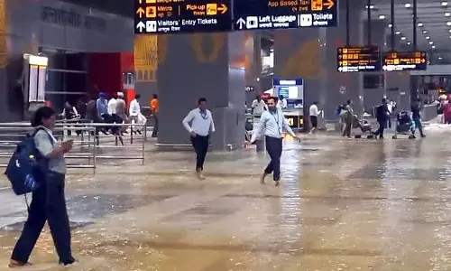 भारी बारिश के बाद Delhi एयरपोर्ट पर जलजमाव, 9 उड़ानें डायवर्ट भारी बारिश के बाद Delhi एयरपोर्ट पर जलजमाव, 9 उड़ानें डायवर्ट