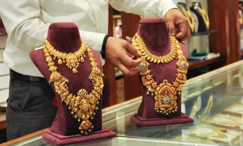 सोना इस हफ्ते चार हजार और चांदी आठ हजार से अधिक सस्ती हुई सोना इस हफ्ते चार हजार और चांदी आठ हजार से अधिक सस्ती हुई