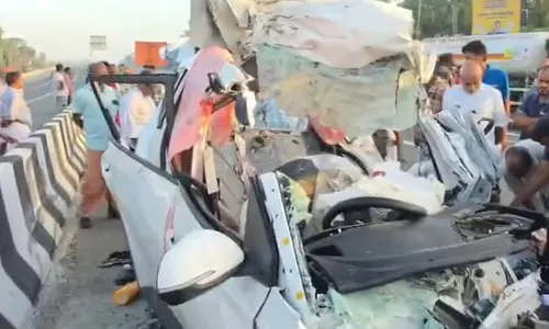 NH-66 पर खड़ी लॉरी से टकराई कार इंजीनियरिंग के आठ छात्रों की दर्दनाक मौत NH-66 पर खड़ी लॉरी से टकराई कार इंजीनियरिंग के आठ छात्रों की दर्दनाक मौत