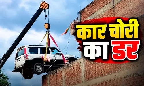 घर की छत बनी SUV की पार्किंग, स्कॉर्पियो को देख लोग हैरान घर की छत बनी SUV की पार्किंग, स्कॉर्पियो को देख लोग हैरान