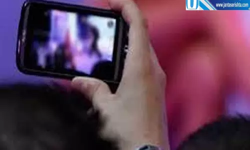 गेम खेलने के बहाने मोबाइल पर किया खेल खाते से गायब हुए 4.71 लाख