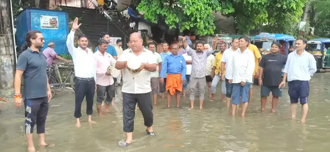 Haridwar: जलभराव से परेशान व्यापारियों ने सप्तऋषि क्षेत्र में डमरू बजाकर जताया विरोध
