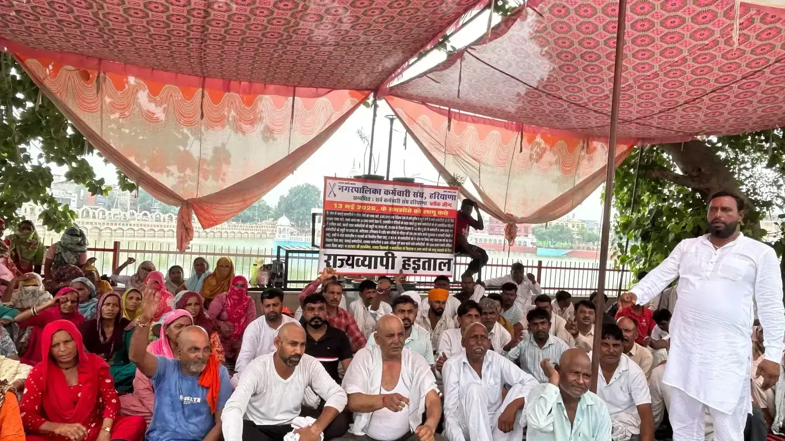 Jind: सफाईकर्मियों ने सामूहिक मुंडन कर सरकार के खिलाफ जताया विरोध