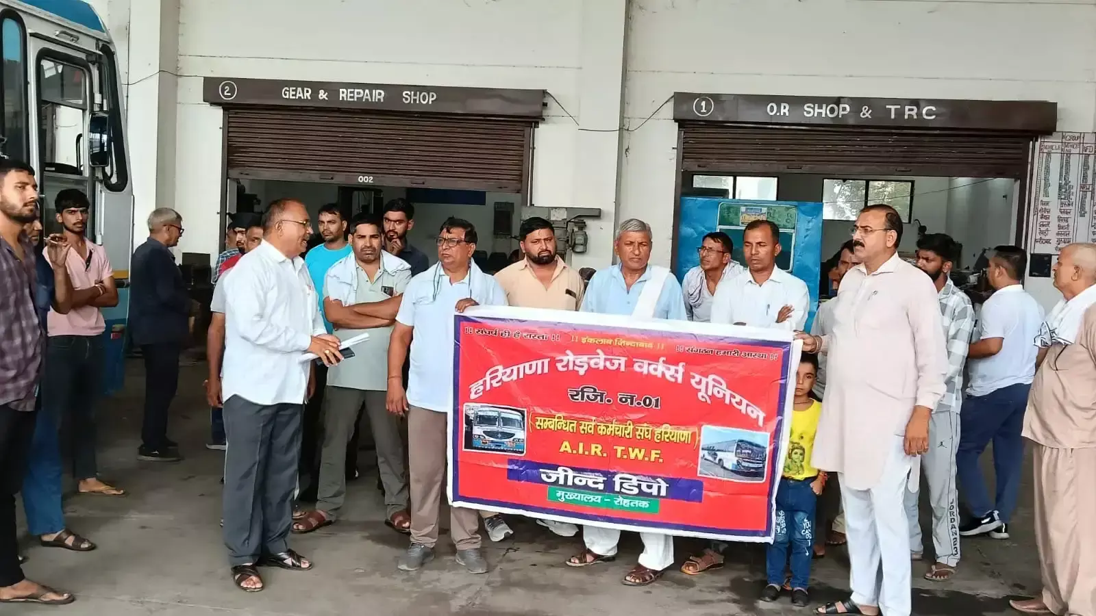 Jind: रोडवेज कर्मचारियों ने प्रदर्शन कर सरकार के खिलाफ जताया रोष Jind: रोडवेज कर्मचारियों ने प्रदर्शन कर सरकार के खिलाफ जताया रोष