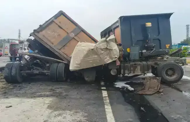 Narnaul: ट्रकों की भिड़ंत के बाद आग की चपेट में आए तीन लोग, नारनौल में हादसा