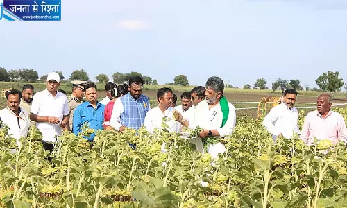 सूखे से परेशान किसान से CM बोले मैं हूं न