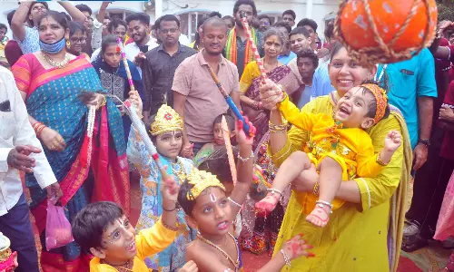 Andhra: विशाखापत्तनम में कृष्णाष्टमी उत्सव मनाया गया Andhra: विशाखापत्तनम में कृष्णाष्टमी उत्सव मनाया गया