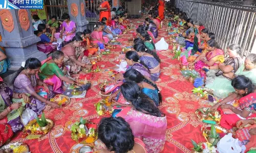 Andhra: सावन महीने के आखिरी शुक्रवार को मंदिरों में भक्तों की भीड़ उमड़ी