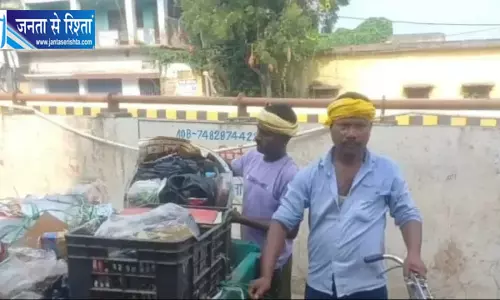 सफाई पर 7.47 करोड़ खर्च फिर भी बिना ग्लव्स-जूते काम कर रहे कर्मचारी सफाई पर 7.47 करोड़ खर्च फिर भी बिना ग्लव्स-जूते काम कर रहे कर्मचारी