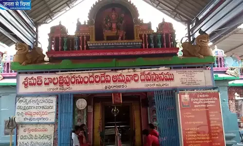 Andhra: काकीनाडा में मंदिर चेयरमैन और EO के बीच पास को लेकर विवाद Andhra: काकीनाडा में मंदिर चेयरमैन और EO के बीच पास को लेकर विवाद