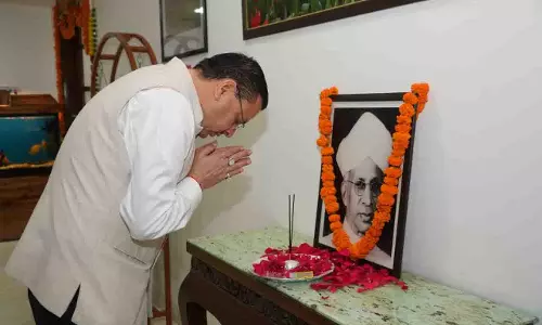 शिक्षक दिवस पर मुख्यमंत्री धामी ने भारत रत्न डॉ. सर्वपल्ली राधाकृष्णन को दी श्रद्धांजलि शिक्षक दिवस पर मुख्यमंत्री धामी ने भारत रत्न डॉ. सर्वपल्ली राधाकृष्णन को दी श्रद्धांजलि