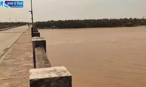 तनुकु के एक जोड़े ने अपने दो बच्चों के साथ गोदावरी नदी में छलांग लगा दी तनुकु के एक जोड़े ने अपने दो बच्चों के साथ गोदावरी नदी में छलांग लगा दी