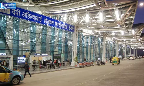 मुंबई-दुबई फ्लाइट में यात्री के बैग का लॉक टूटा डॉलर गायब पुलिस ने दर्ज की FIR