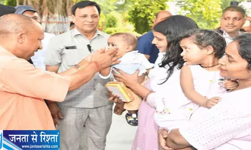 गोरखनाथ मंदिर में बच्चों संग दिखा सीएम योगी का खास अंदाज गोरखनाथ मंदिर में बच्चों संग दिखा सीएम योगी का खास अंदाज