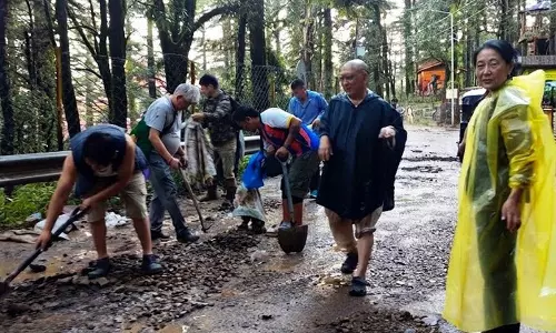 मैकलॉडगंज: दलाई लामा के आने से पहले खुद सड़क सुधार रहे भक्त