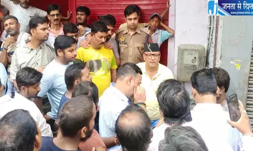 सीवर जाम से परेशान लोगों का फूटा गुस्सा सीवर जाम से परेशान लोगों का फूटा गुस्सा