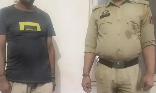 Kathua: अवैध शराब तस्करी पर पुलिस की कार्रवाई, आरोपी गिरफ्तार Kathua: अवैध शराब तस्करी पर पुलिस की कार्रवाई, आरोपी गिरफ्तार