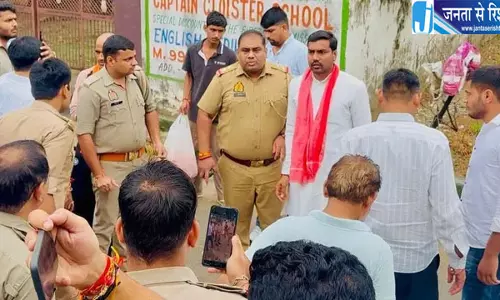 बंद स्कूल के पास शिक्षक दिवस मनाने जा रहे सपा नेता गिरफ्तार, पुलिस से तीखी नोकझोंक बंद स्कूल के पास शिक्षक दिवस मनाने जा रहे सपा नेता गिरफ्तार, पुलिस से तीखी नोकझोंक
