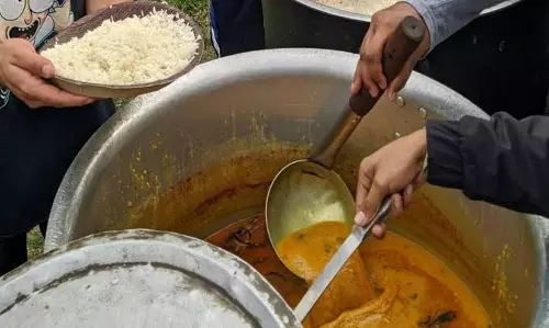 सरकारी स्कूल के सांभर में मिलाया गोबर पाउडर, रसोइया के पति ने छात्रा को दिए 10 रुपए; गिरफ्तार सरकारी स्कूल के सांभर में मिलाया गोबर पाउडर, रसोइया के पति ने छात्रा को दिए 10 रुपए; गिरफ्तार