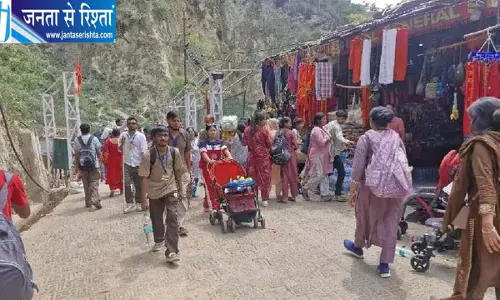 बदलते मौसम के बीच मां वैष्णो देवी की यात्रा जारी, बारिश में भी नहीं डिगा श्रद्धालुओं का उत्साह बदलते मौसम के बीच मां वैष्णो देवी की यात्रा जारी, बारिश में भी नहीं डिगा श्रद्धालुओं का उत्साह