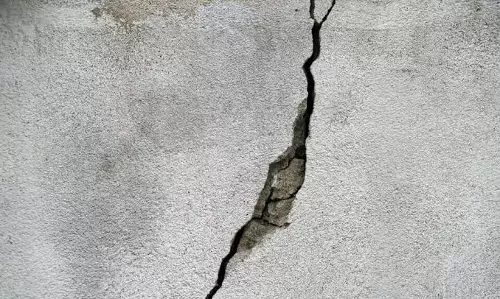 सिद्दीकीनगर की इमारत में दरारों से सुरक्षा को लेकर चिंताएं पैदा