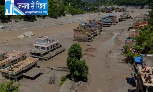 नेपाल में बाढ़ का कहर, त्रासदी के बीच जज्बे की मिसाल पेश कर रहे लोग नेपाल में बाढ़ का कहर, त्रासदी के बीच जज्बे की मिसाल पेश कर रहे लोग