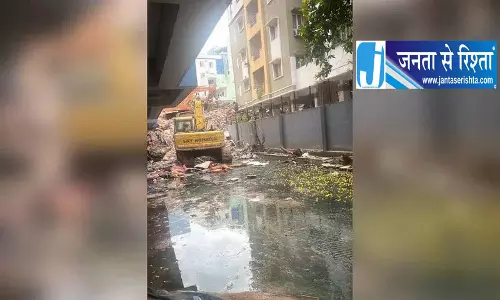 गाचीबोवली में आफत: सेलर में घुसा ड्रेनेज का पानी, लोग परेशान गाचीबोवली में आफत: सेलर में घुसा ड्रेनेज का पानी, लोग परेशान